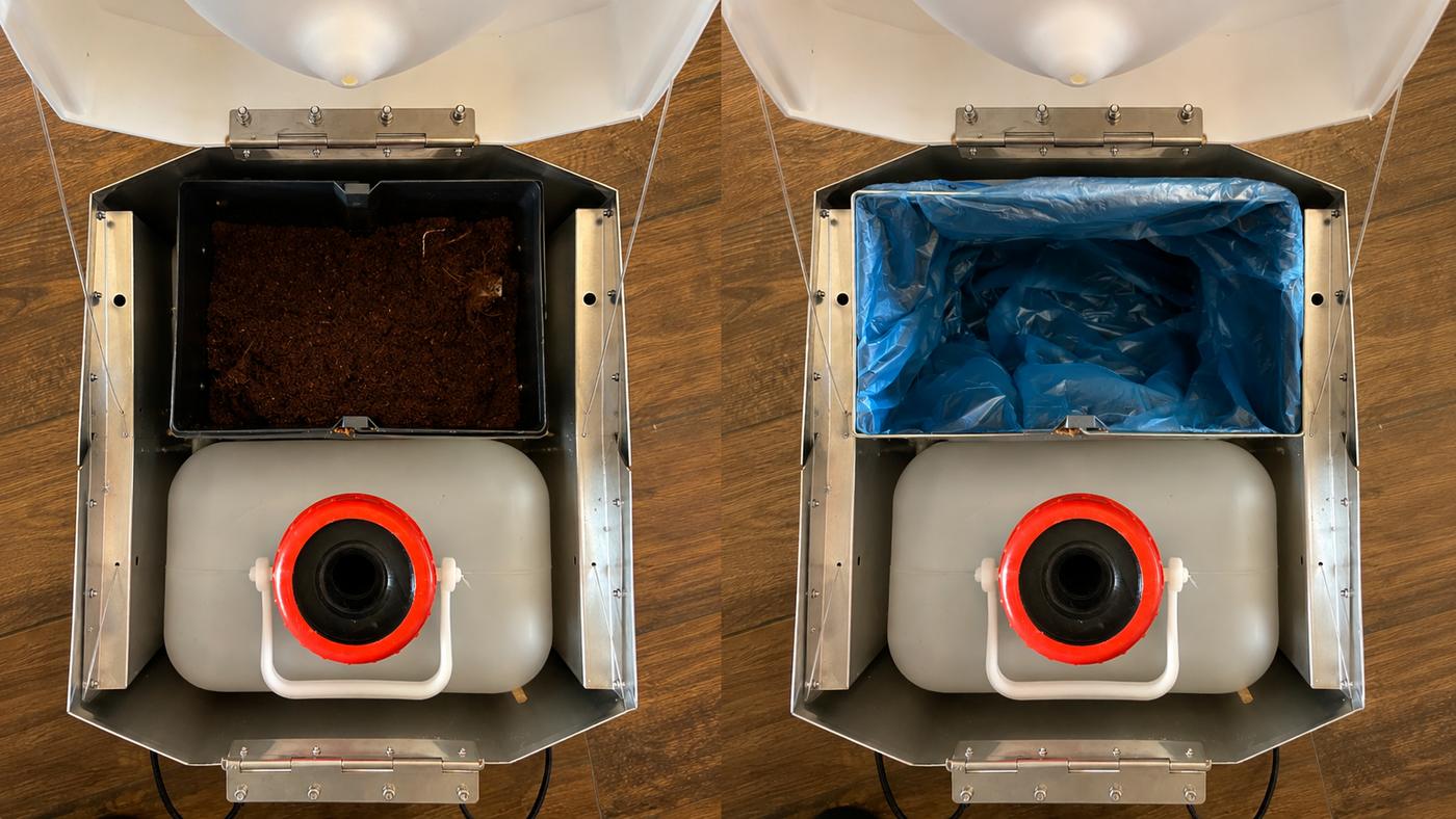 Dasselbe Toilettengehäuse von oben: links der feste Behälter mit Einstreu, rechts derselbe Behälter mit eingelegtem Beutel